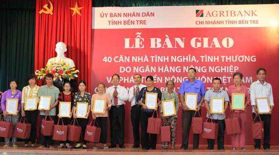 Lễ trao quyết định tặng nhà và quà cho hộ nghèo, gia đình chính sách. Ảnh: www.bentre.gov.vn