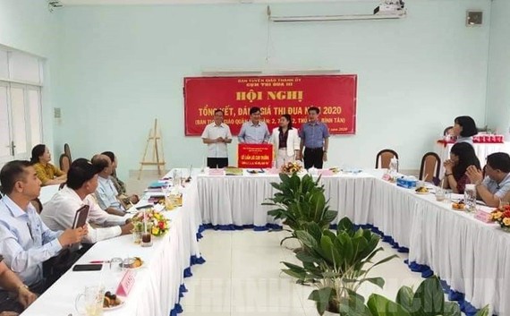 Tuyên truyền sâu rộng gương người tốt, việc tốt Trưởng Ban Tuyên giáo Quận ủy Quận 9 Nguyễn Chiến Chinh nhận Cờ luân lưu cụm trưởng Cụm thi đua III - Ban Tuyên giáo Thành ủy năm 2021. Ảnh: hcmcpv