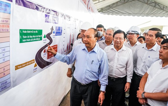 Thủ tướng Nguyễn Xuân Phúc kiểm tra tiến độ dự án cao tốc Trung Lương-Mỹ Thuận.