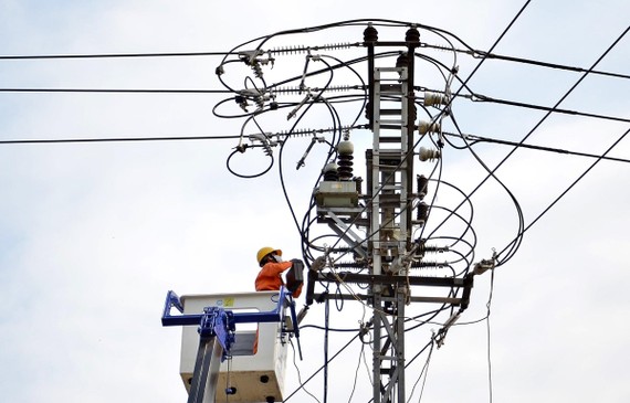 Công nhân Công ty Điện lực Quảng Ngãi nâng cấp hệ thống lưới điện. (Ảnh: Ngọc Hà/TTXVN)