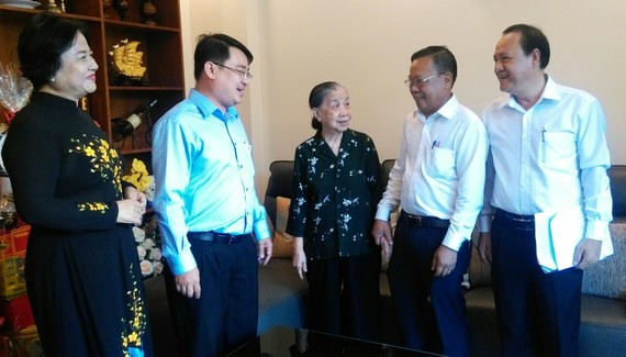 Trưởng Ban Dân vận Thành ủy TPHCM thăm các gia đình chính sách Đồng chí Nguyễn Hữu Hiệp (thứ hai từ phải sang) chúc Mẹ Việt Nam anh hùng Dương Kim Lan sống vui, sống thọ cùng con cháu