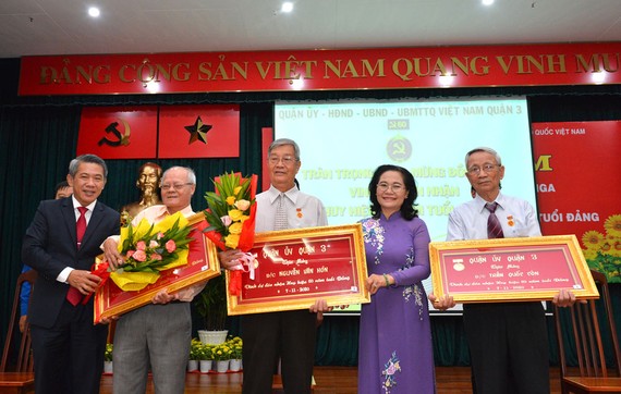 Chủ tịch HĐND TPHCM Nguyễn Thị Lệ trao Huy hiệu Đảng cho đảng viên cao tuổi Đảng Chủ tịch HĐND TPHCM Nguyễn Thị Lệ trao huy hiệu 60 năm tuổi Đảng cho các đảng viên. Ảnh: VIỆT DŨNG