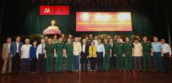 Các đại biểu chụp hình lưu niệm tại hội thảo. Ảnh: DŨNG PHƯƠNG