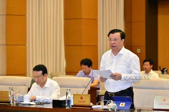 Bộ trưởng Bộ Tài chính Đinh Tiến Dũng trình bày Tờ trình của Chính phủ tại phiên họp