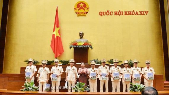 Chủ tịch Quốc hội Nguyễn Thị Kim Ngân gặp mặt các điển hình tiên tiến ngành công an Chủ tịch Quốc hội Nguyễn Thị Kim Ngân tặng quà đại diện các điển hình tiên tiến trong phong trào thi đua “Vì an ninh Tổ quốc” và phong trào “Toàn dân bảo vệ an ninh Tổ quốc” của Bộ Công an. Ảnh: QUOCHOI