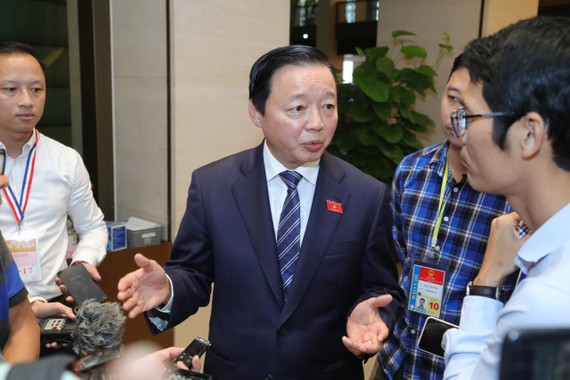 Hết sức thận trọng khi xây dựng các thủy điện nhỏ Bộ trưởng Bộ Tài nguyên và Môi trường Trần Hồng Hà trao đổi với báo chí sáng 24-10. Ảnh: QUANG PHÚC