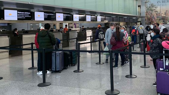 Công dân Việt Nam làm thủ tục tại sân bay Hoa Kỳ