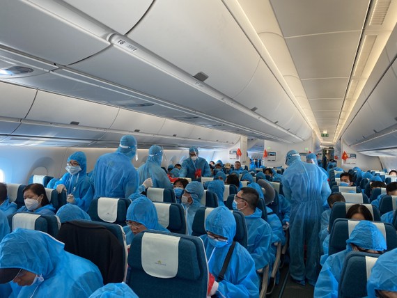 Một chuyến bay của hãng Hàng không Quốc gia Việt Nam đưa công dân từ nước ngoài về nước