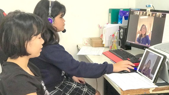 Hai chị em Hoàng Hà và Ái Linh, học sinh lớp 5 Trường Tiểu học Hồng Ngọc (quận Tân Phú), đang học trực tuyến tại nhà. Ảnh: HUỲNH NGA