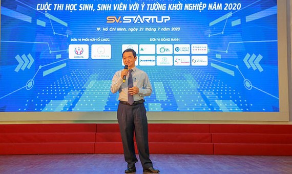 Chủ tịch HĐQT, Tổng Giám đốc Tập đoàn Xây dựng Hòa Bình, ông Lê Viết Hải đang chia sẻ với sinh viên tại Lễ phát động