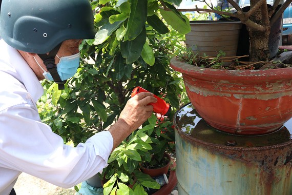 Cán bộ y tế phường Tân Quý, quận Tân Phú kiểm tra công tác phòng chống sốt xuất huyết  tại hộ dân trên địa bàn. Ảnh: THÀNH AN