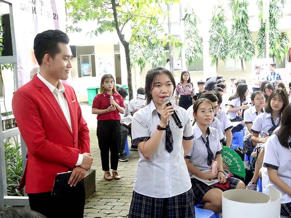 Học sinh Trường THPT Trần Văn Giàu (quận Bình Thạnh) đặt câu hỏi tại ngày hội tư vấn hướng nghiệp tổ chức giữa tháng 10-2020