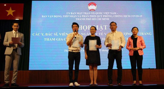 Khen thưởng các cá nhân, đơn vị trực tiếp tham gia phòng, chống dịch Covid-19 Giao lưu, chia sẻ kinh nghiệm công tác phòng, chống dịch Covid-19