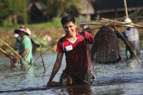 Sau tiếng kẻng báo hiệu, hàng trăm người nông dân cùng đổ xuống trằm để tham gia bắt cá