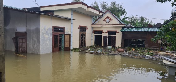Nhiều khu vực tại Quảng Ninh và Lệ Thủy vẫn chìm trong biển nước