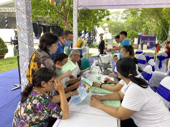 People learn about summer tours in Ho Chi Minh City. (Photo: SGGP)