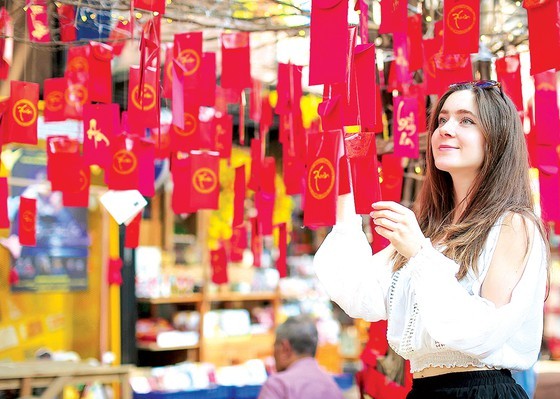 A Danish student chooses New-Year greeting cards in Nguyen Van Binh Book Street in HCMC.