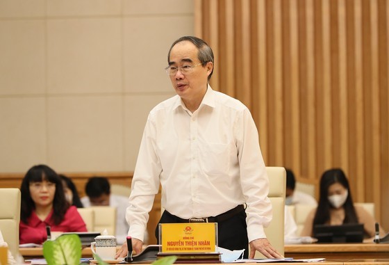 Government meeting debates draft report of 11th HCMC Party Congress Secretary of HCMC Party Committee Nguyen Thien Nhan speaks at the meeting.