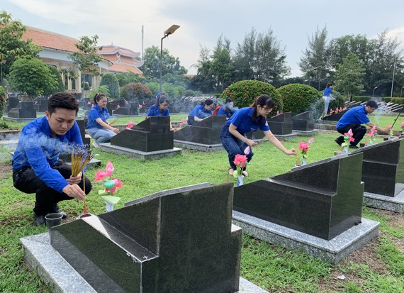 Chiến dịch xanh đến với huyện đảo Cần Giờ Đoàn viên thanh niên thắp hương tại nghĩa trang liệt sĩ Rừng Sác