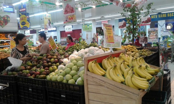 消費者在超市選購國產水果。