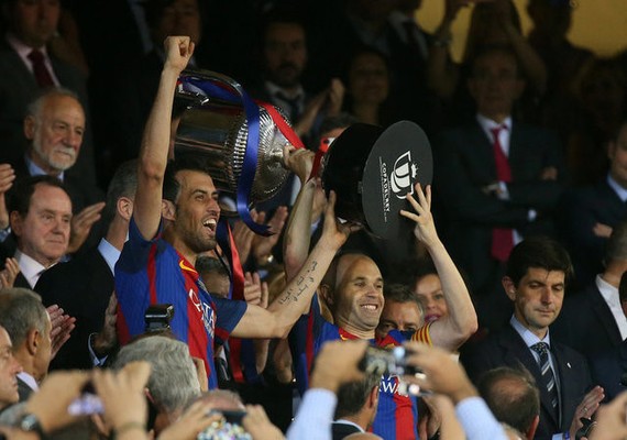 巴塞羅那3：1戰勝阿拉維斯，捧起冠軍獎盃。（圖源：互聯網）
