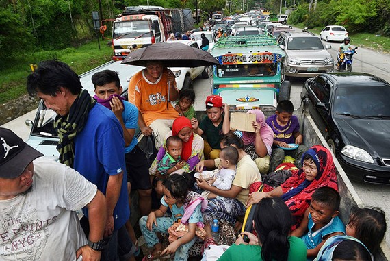 圖為菲政府與地方武裝合作救援被困平民轉移到安全地帶。（圖源：AFP）