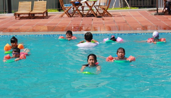 利用暑假給孩子學游泳是許多家長的選擇。(示意圖源：互聯網)