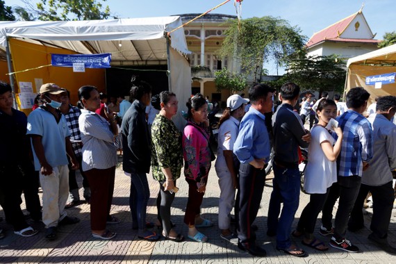 柬埔寨選民在票站外排隊。（圖源：路透社）