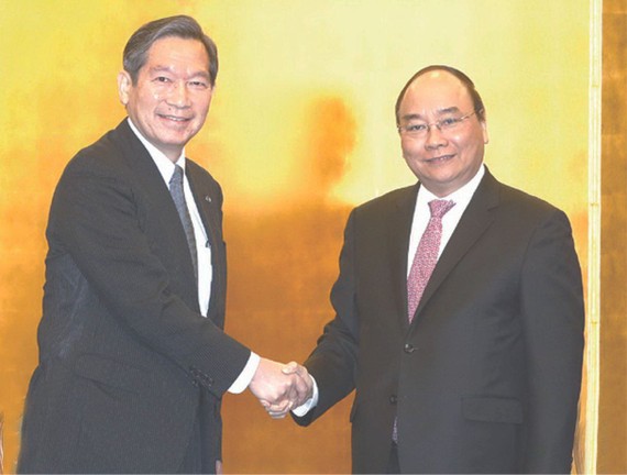 阮春福總理與馬自達汽車董事會成員交談。（圖源：互聯網）