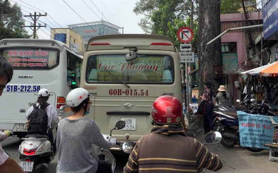 “野雞車”公然停在雄王街旁接客。（資料圖：何慶/VOV）