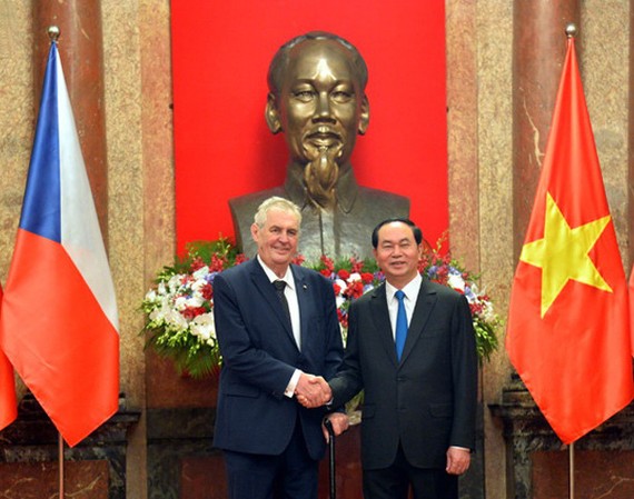國家主席陳大光（右）同捷克總統米洛什‧澤曼舉行舉行會晤。（圖源：越通社）