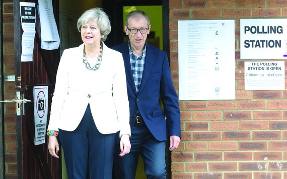 英國首相、保守黨領導人特蕾莎‧梅及丈夫投票後從投票站走出。（圖源：互聯網）