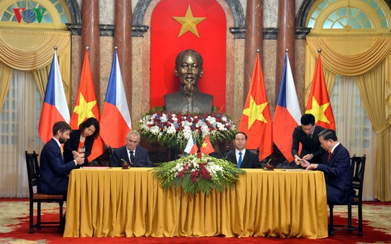 國家主席陳大光與捷克共和國總統米洛什‧澤曼（左三）舉行會談並接受媒體採訪。