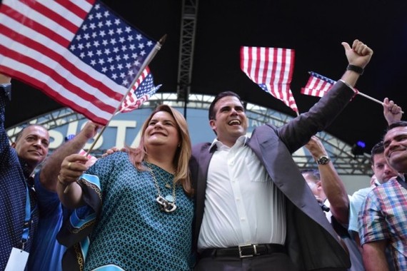 總督羅塞略（右）及代表波多黎各的女國會議員於公投結果公佈後慶祝。（圖源：互聯網）