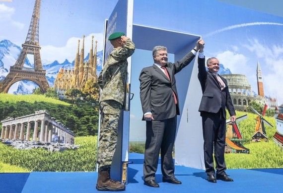 烏克蘭總統彼得羅·波羅申科打開了象徵赴歐洲旅行免籤的大門，並會見了斯洛伐克總統安德雷·基斯卡。（圖源：互聯網）