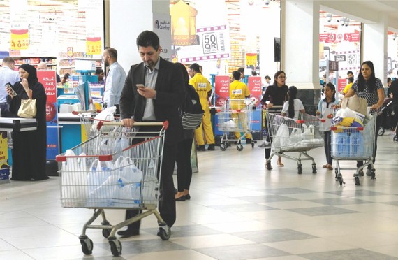人們在卡塔爾首都多哈的商場採購食物。（圖源：互聯網）