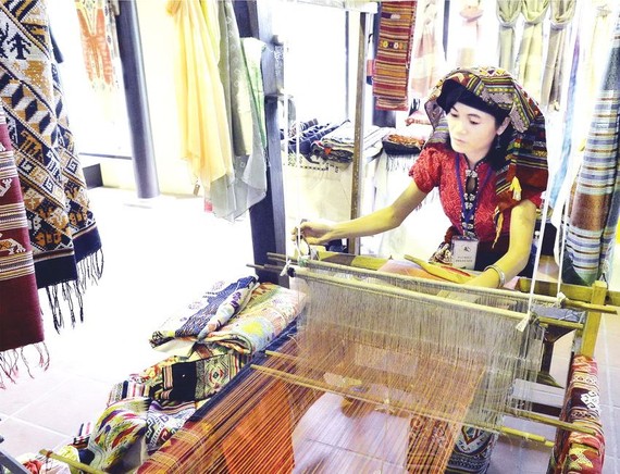 藝人在絲綢土錦文化嘉年華上表演織布技術。（圖源：互聯網）