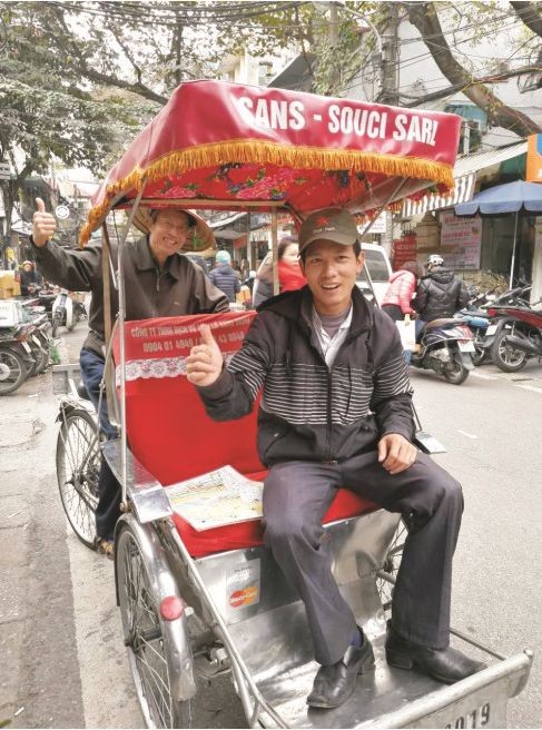 同事朱宏佑在河內行帆街當了一回“車夫”。