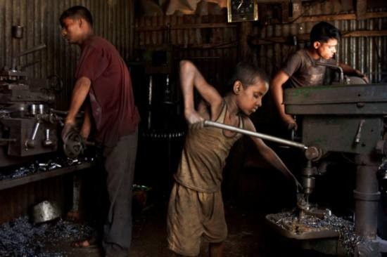 在達卡老城區銀鍋廠工作的兒童。孩子們在危險的條件下工作10小時，每週工資卻只有200塔卡（3美元）。（資料圖：互聯網）