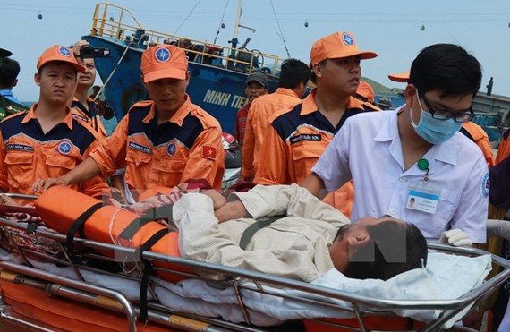 海事搜救隊配合醫事人員儘快把中風的漁民送回岸上接受治療。（圖源：互聯網）
