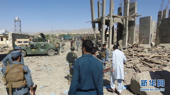 圖為遭塔利班武裝人員襲擊現場的被毀車輛。（圖源：新華網）