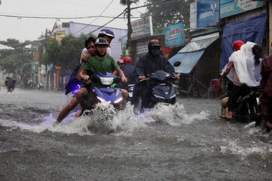 街道受淹車輛行駛十分不便。(圖源：互聯網)