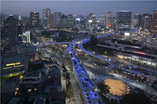 圖為“首爾路7017” 夜景。（圖源：韓聯社）