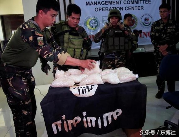 菲律賓軍方向媒體展示所查獲的冰毒和一面“伊斯蘭國”組織旗幟。（圖片來源：路透社）