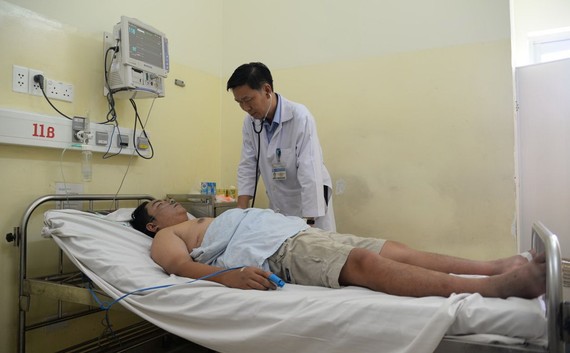 圖為熱帶病醫院D感染科醫生在給登革熱患者檢查病況。（圖源：友科）