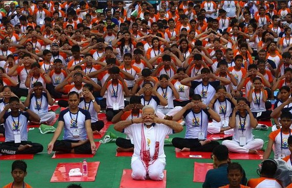 印度總理莫迪21日攤開瑜伽墊，與全球數百萬人一起慶祝「國際瑜伽日」。（圖源：Narendra Modi）