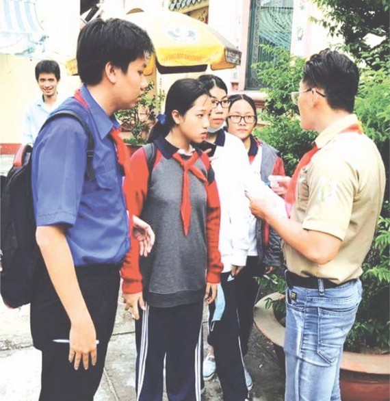 華人學生參加溯源行程。