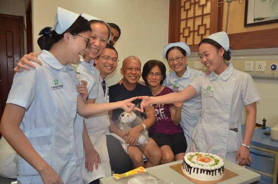 醫護人員為馬納林慶祝生日。
