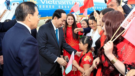越南駐白俄羅斯大使館工作人員在明斯克國際機場迎接國家主席陳大光。（圖源：玉欣）