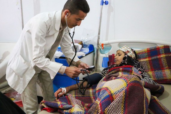 一名感染霍亂的女童正在也門一所醫院接受治療。 (圖源：UNICEF)